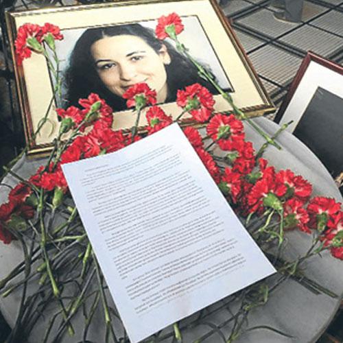 Onat Kutlar ve Yasemin Cebenoyan'ın Öldürülmelerinin 16. Yılı (the Marmara Oteli Önünde)